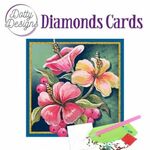 1130 Dotty designs diamonds cards Beautiful Flowers kaart van 15x15cm.
In deze Diamonds Cards sets van Dotty Designs vind je alle materialen voor één kaart met daarop een deel Diamond Painting. Elk pakketje bevat een voorbedrukte kaart + envelop, voldoende steentjes, pen, wax en bakje.