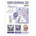 Hobbyjournaal 237 is verkrijgbaar in nieuwe stijl! Het magazine staat boordevol voorbeeldkaarten, 3D-afbeeldingen, borduur- en hobbydotspatronen, designpapier, puzzels en prijsvragen, productinformatie, kortingsbonnen en meer!
